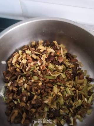 风味干菜什锦素蒸饺的做法步骤:3