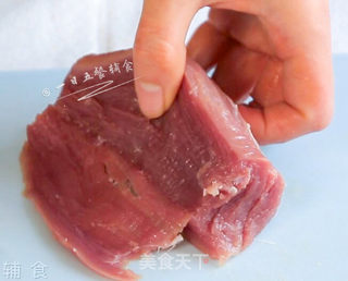 里脊肉金针菇卷的做法步骤:2
