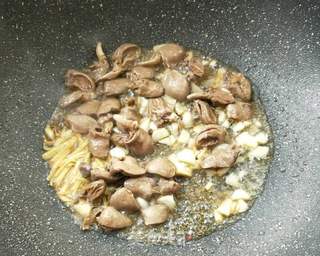 香辣酸爽鸡心炒芋荷的做法步骤:10
