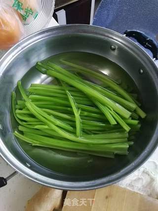 猪肉芹菜馅水饺的做法步骤:2