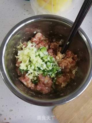 猪肉芹菜馅水饺的做法步骤:4