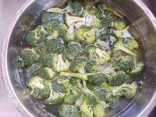 藜麦鸡胸肉沙拉的做法步骤:2