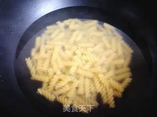 培根炒螺旋意大利面的做法步骤:5