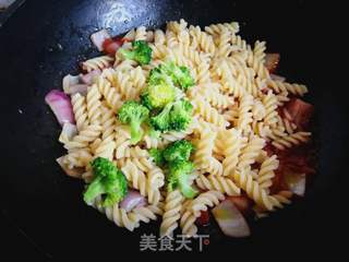 培根炒螺旋意大利面的做法步骤:12