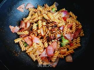 培根炒螺旋意大利面的做法步骤:13