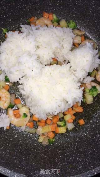 菠萝炒饭的做法步骤:7