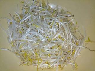 绿豆芽炒饼丝的做法步骤:2