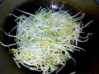 绿豆芽炒饼丝的做法步骤:5