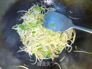 绿豆芽炒饼丝的做法步骤:6