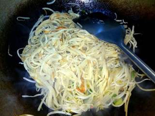 绿豆芽炒饼丝的做法步骤:7