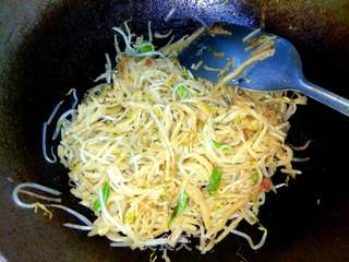 绿豆芽炒饼丝的做法步骤:8