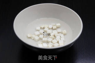 茯苓茅根瘦肉汤的做法步骤:2