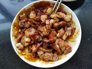 “蒸菜”蒜苔肉卤面的做法步骤：1