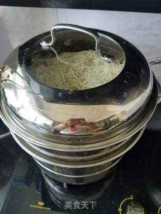“蒸菜”蒜苔肉卤面的做法步骤：3