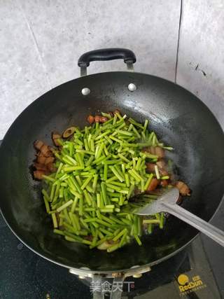 “蒸菜”蒜苔肉卤面的做法步骤：6