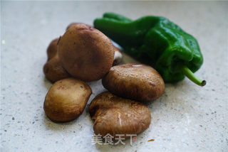 香菇酱汁拌面的做法步骤：1