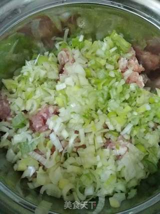 猪肉芹菜煎饺的做法步骤:8