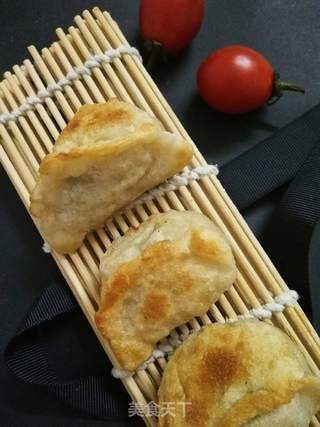 猪肉芹菜煎饺的做法步骤:17