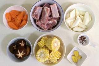 胡萝卜玉米山药排骨汤的做法步骤:2