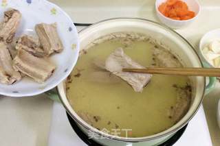 胡萝卜玉米山药排骨汤的做法步骤:4