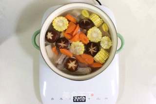胡萝卜玉米山药排骨汤的做法步骤:5