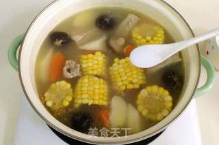 胡萝卜玉米山药排骨汤的做法步骤:9