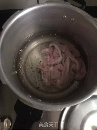 粉肠胡椒咸菜汤的做法步骤:2