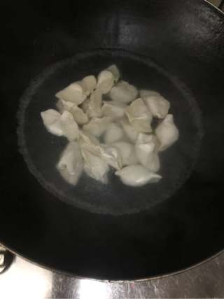 酸汤水饺的做法步骤:2