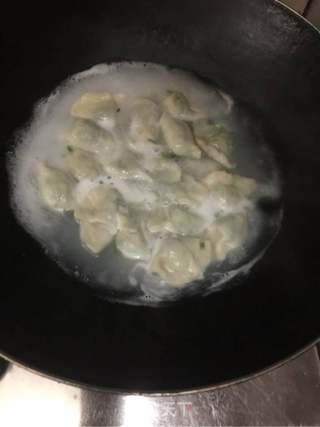 酸汤水饺的做法步骤：3