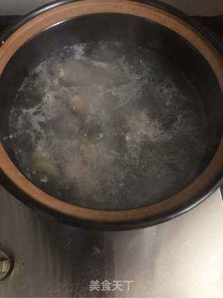 排骨干鱿鱼瑶柱砂锅粥的做法步骤：1