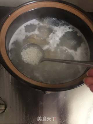 排骨干鱿鱼瑶柱砂锅粥的做法步骤：2