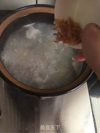 排骨干鱿鱼瑶柱砂锅粥的做法步骤:3