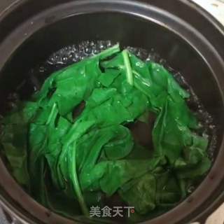 菠菜鸡蛋面的做法步骤：1