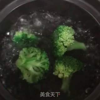 西兰花虾仁水汆丸子的做法步骤：1