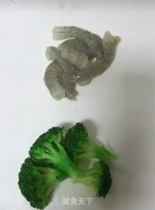 西兰花虾仁水汆丸子的做法步骤：2