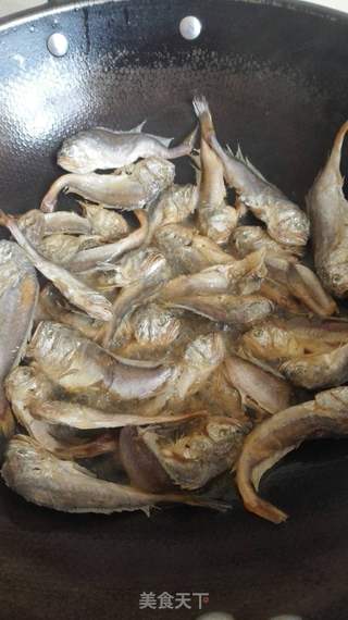 干煎大头咸鱼的做法步骤:2