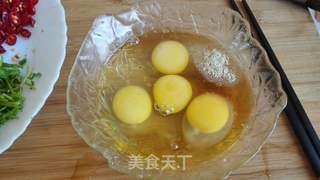 盐豆子炒鸡蛋的做法步骤：2