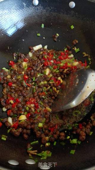 盐豆子炒鸡蛋的做法步骤：4