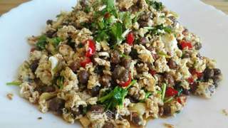 盐豆子炒鸡蛋的做法步骤:7