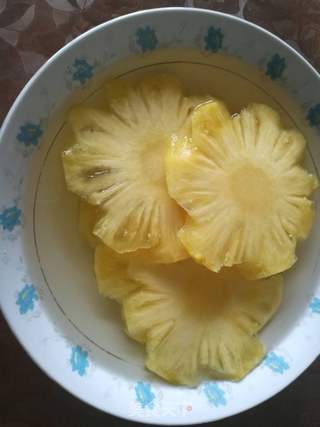 鲜榨菠萝汁的做法步骤:3