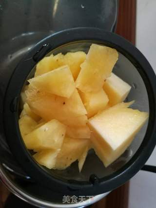 鲜榨菠萝汁的做法步骤:5