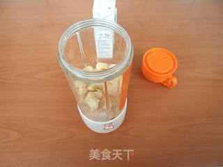 香蕉奶昔 的做法步骤:4