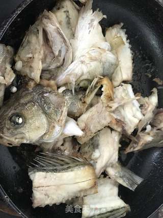 大盆酸菜鱼的做法步骤:2