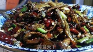 小炒小鱼干和小鱼的做法步骤：2