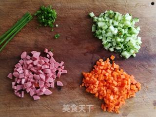 菠萝炒饭的做法步骤:2