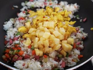 菠萝炒饭的做法步骤:15