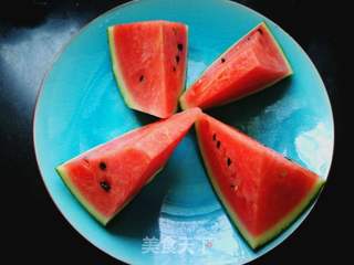 夏日饮品:鲜榨西瓜汁的做法步骤:2