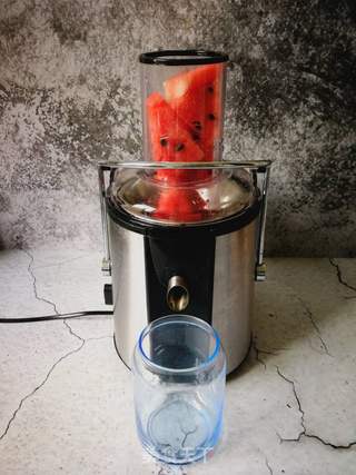夏日饮品:鲜榨西瓜汁的做法步骤:4