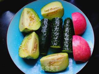 夏日饮品:苹果黄瓜甜瓜汁的做法步骤:2