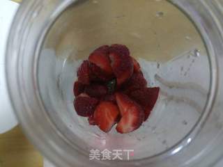 夏日饮品  草莓奶昔的做法步骤：2